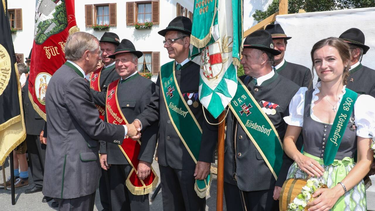 Landeshauptmann Wilfried Haslauer (mitte) mit Bürgermeister Wolfgang Wagner (rechts), Johann Rieder (Obmann der Kameradschaft Köstendorf) und den beiden Markedenterinnen Thereisa (links) und Anna Maria. 
