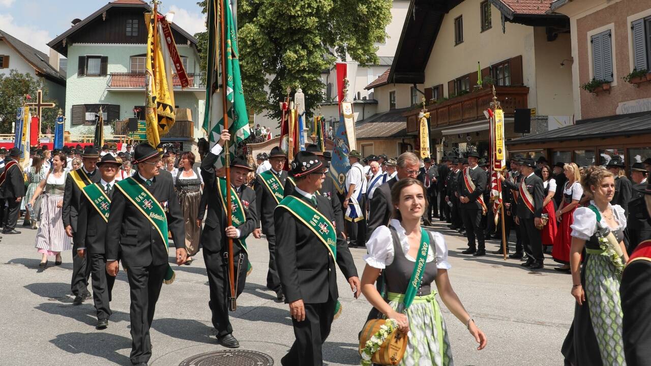 Landeshauptmann Wilfried Haslauer (mitte) mit Bürgermeister Wolfgang Wagner (rechts), Johann Rieder (Obmann der Kameradschaft Köstendorf) und den beiden Markedenterinnen Thereisa (links) und Anna Maria. 