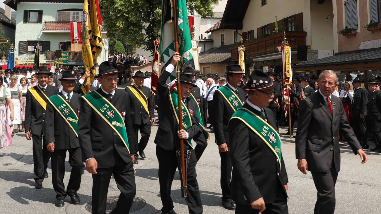 Landeshauptmann Wilfried Haslauer (mitte) mit Bürgermeister Wolfgang Wagner (rechts), Johann Rieder (Obmann der Kameradschaft Köstendorf) und den beiden Markedenterinnen Thereisa (links) und Anna Maria. 