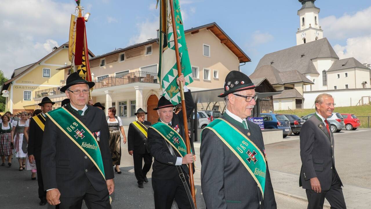 Landeshauptmann Wilfried Haslauer (mitte) mit Bürgermeister Wolfgang Wagner (rechts), Johann Rieder (Obmann der Kameradschaft Köstendorf) und den beiden Markedenterinnen Thereisa (links) und Anna Maria. 
