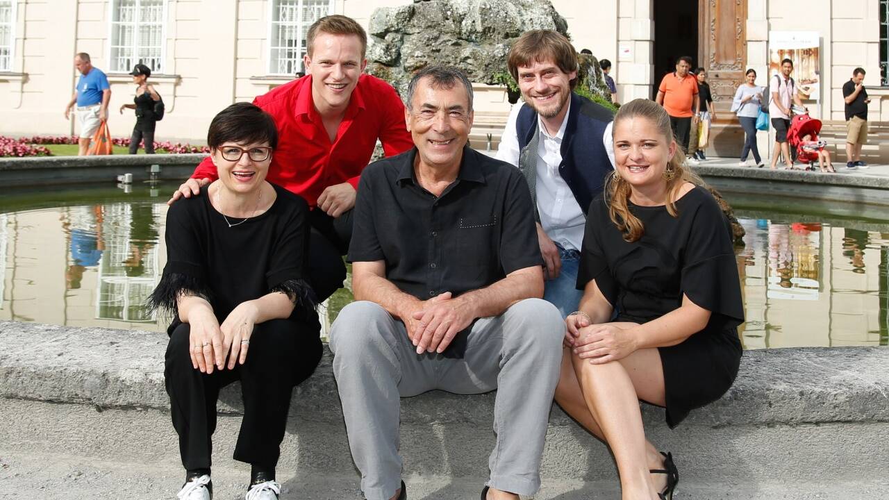 Hubert von Goisern (Mitte) und die vier Preisträger: Irene Troi, Christoph Sietzen, Mike Ramsauer und Margarethe Hlawa. 