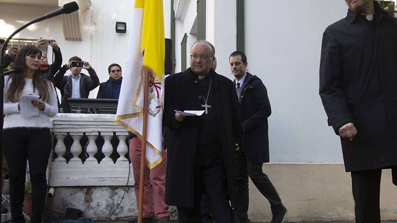 Die Abgesandten des Papstes bitten um Vergebung 