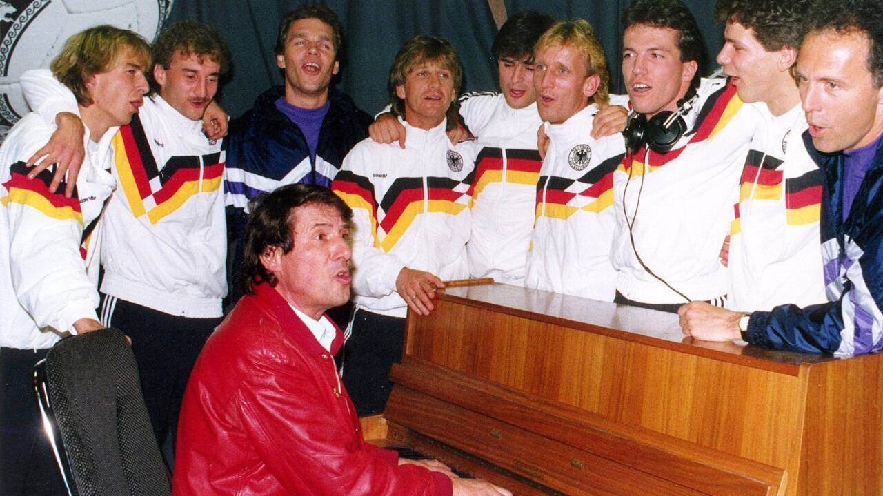„Vor uns liegt der Po“: Udo Jürgens 1990 mit dem deutschen Nationalteam.  