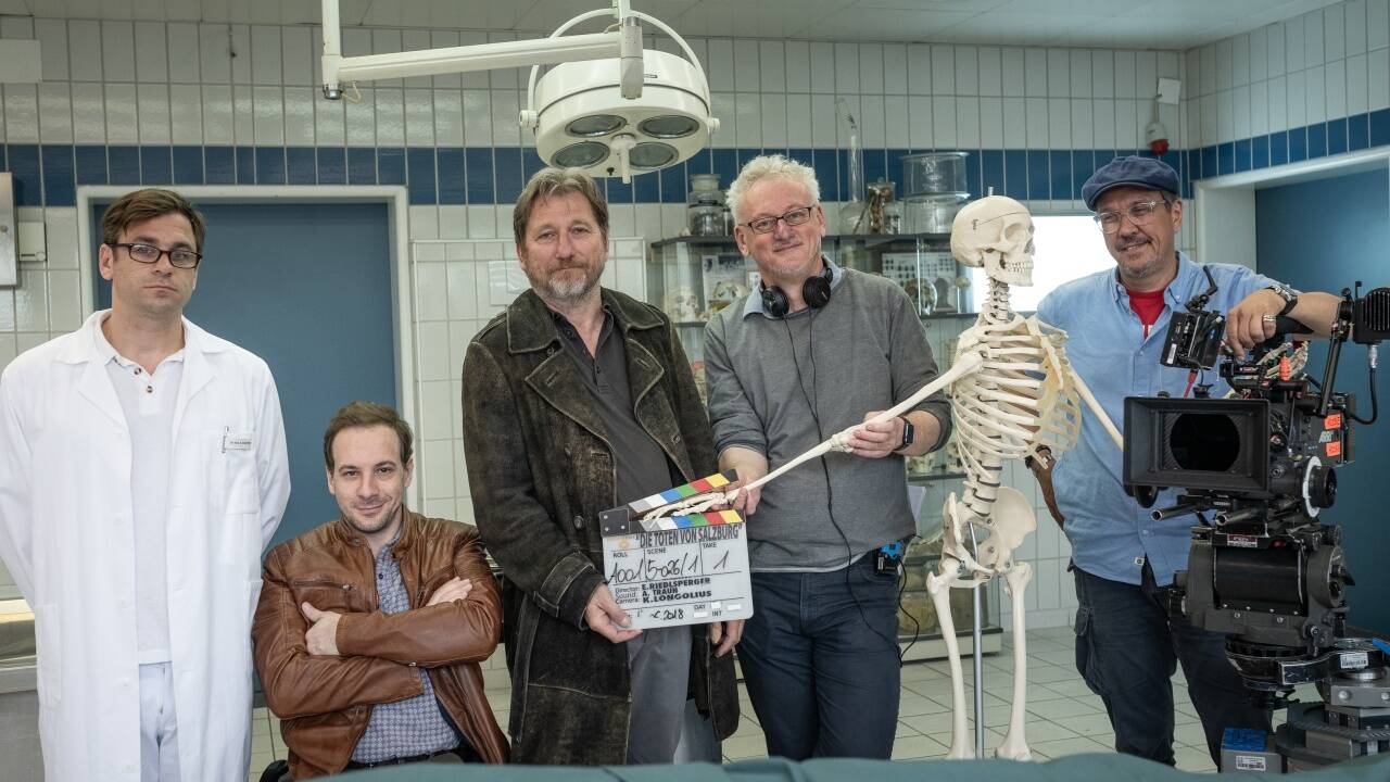 Nikolaus Barton, Florian Teichtmeister und Michael Fitz mit Regisseur Erhard Riedlsperger und Kameramann Kai Longolius. 