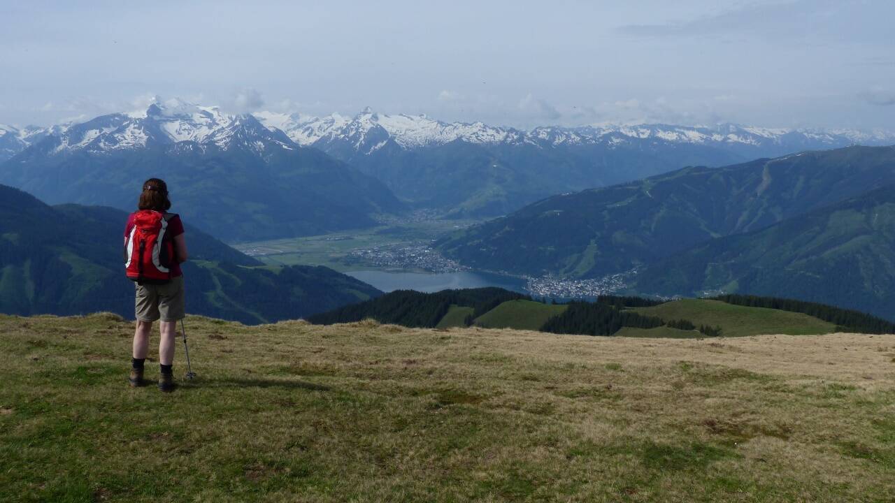 Der weite Blick von der Schwalbenwand auf die Hohen Tauern. 