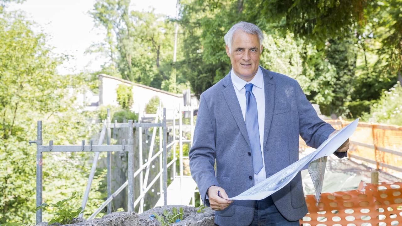 Der Leiter des Hochbauamts, Tobias Fusban, mit der neuen Übersichtskarte, die den Zustand aller Mauern abbildet. Vorgezogen wird nun die Renovierung des Abschnitts nahe dem Barbaraturm. Der Bereich ist nur über Privatgrund erreichbar. 2017 sind drei große Steine ausgebrochen.  