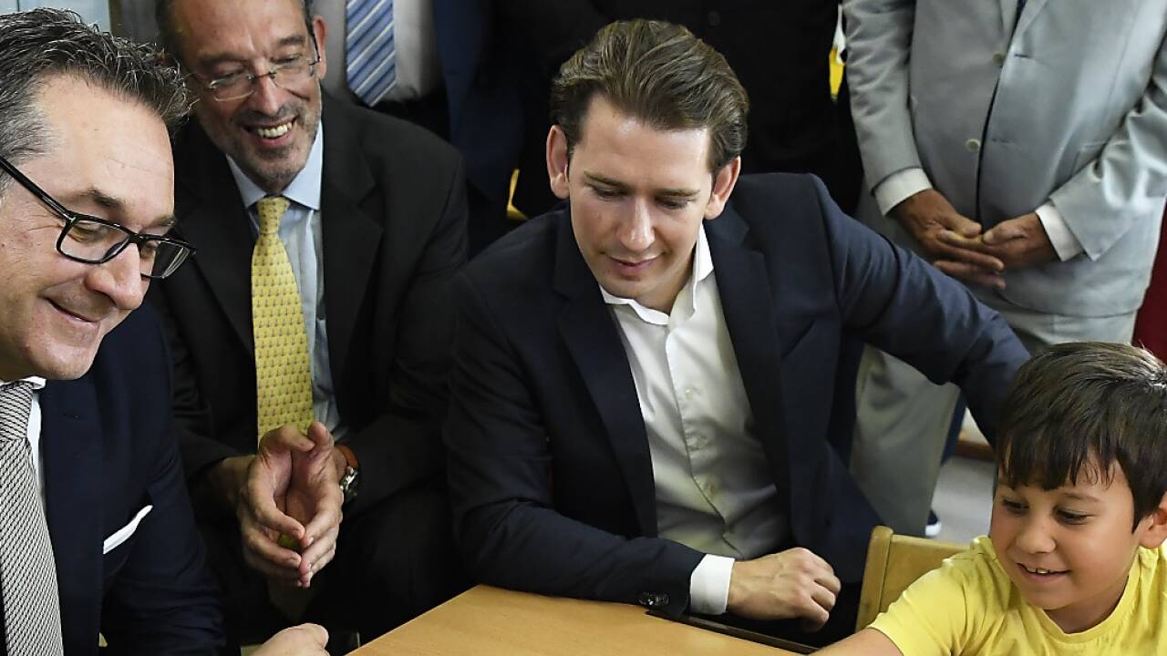 Bundesregierung drückt die Schulbank 
