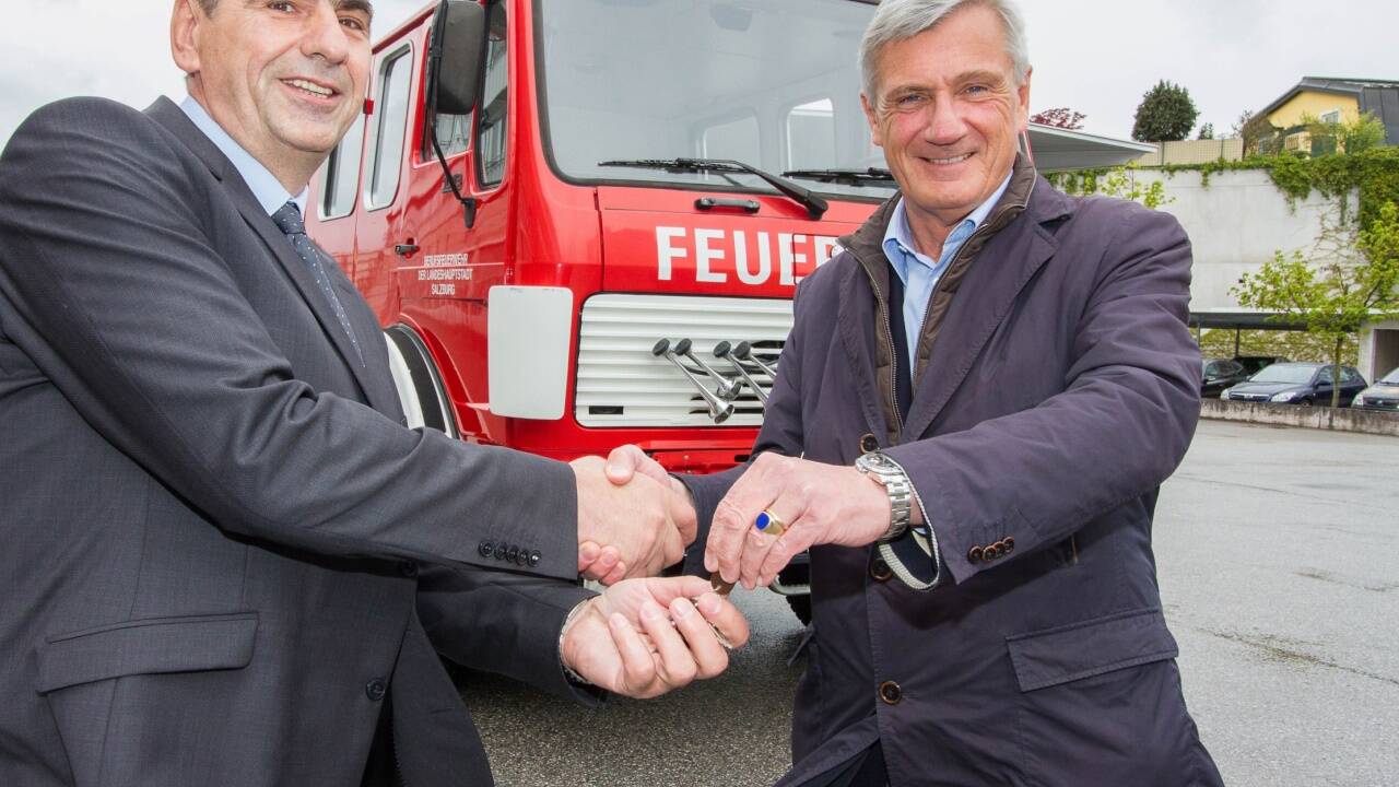 Im April 2017 schenkte die Stadt ein Feuerwehrauto nach 36 Jahren im Dienst an die Gemeinde Bugojno in Bosnien – im Bild Preuner bei der Schlüsselübergabe an Abdibegoviæ Abdulmalik. 