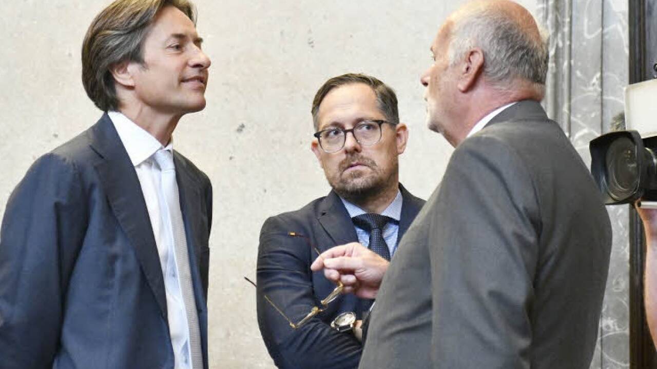 Karl-Heinz Grasser mit Anwalt Norbert Wess und Anwalt Manfred Ainedter (rechts).  