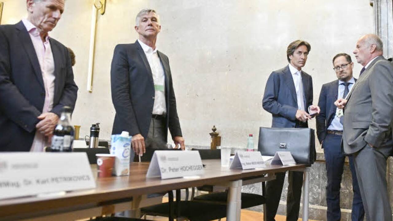 Die Angeklagten Peter Hochegger, Walter Meischberger und Karl-Heinz Grasser mit den Anwälten Norbert Wess und Manfred Ainedter.  