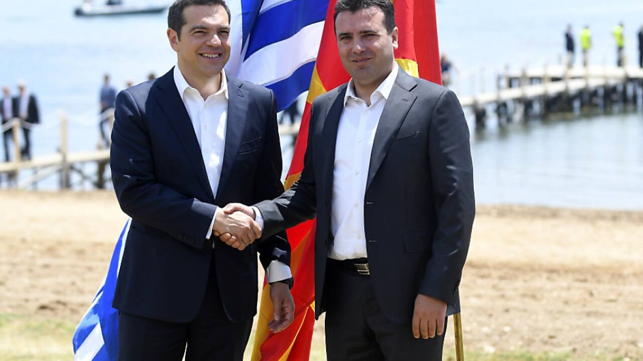 Ministerpräsident Zaev (r.) will endlich den Namensstreit gelöst haben 