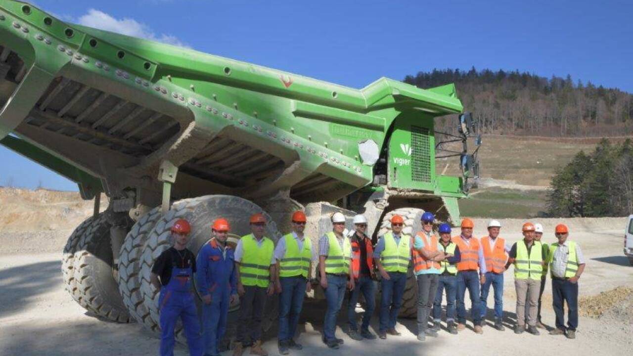 Die Übergabe des riesigen Muldenkippers bei Vigier Ciments in der Schweiz. 
