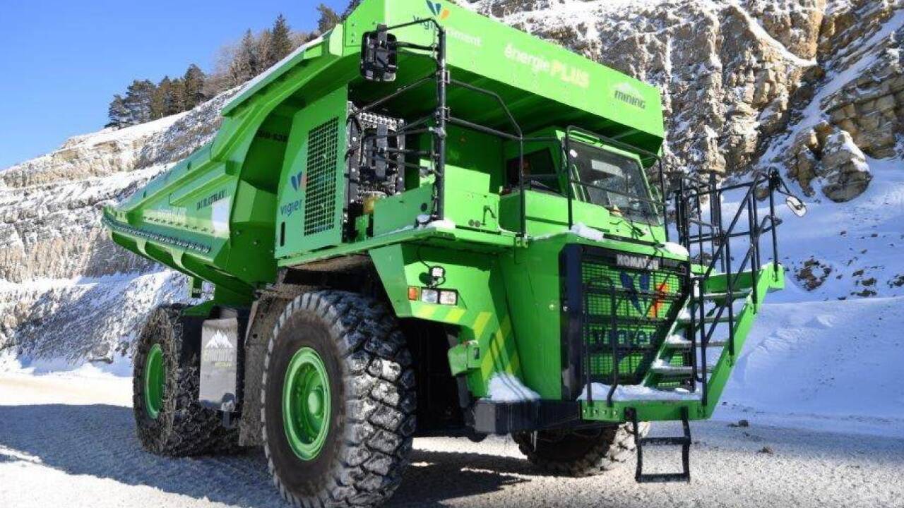 Das grüne Ungetüm ist ein fahrendes Stromkraftwerk. 