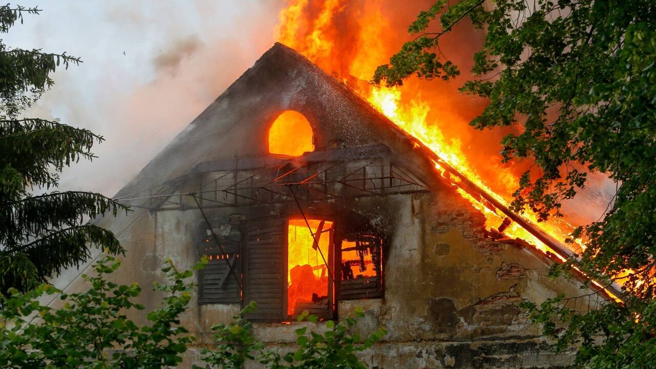 Großbrand beim Gut Guggenthal. Das Gebäude wurde ein Raub der Flammen. 200 Einsatzkräfte waren vor Ort. 