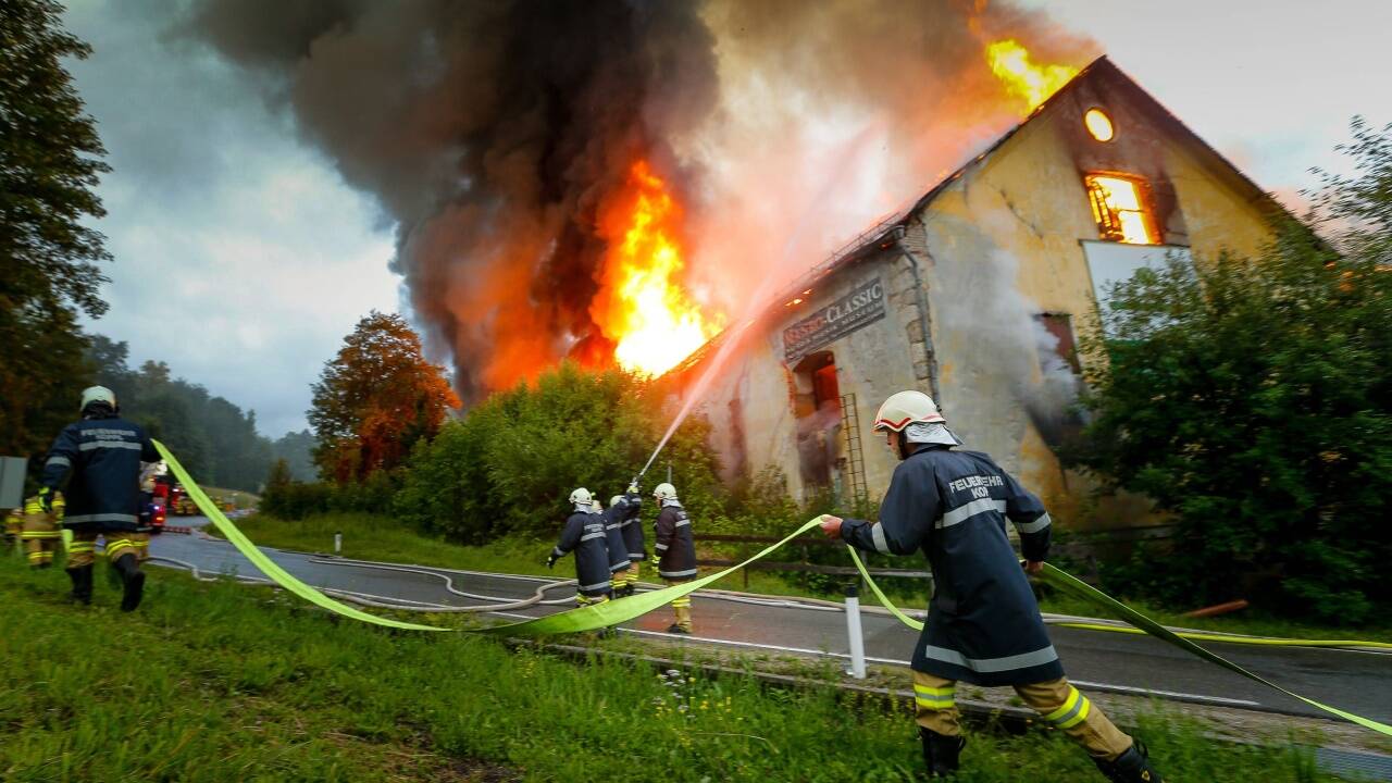 Großbrand beim Gut Guggenthal. Das Gebäude wurde ein Raub der Flammen. 200 Einsatzkräfte waren vor Ort. 
