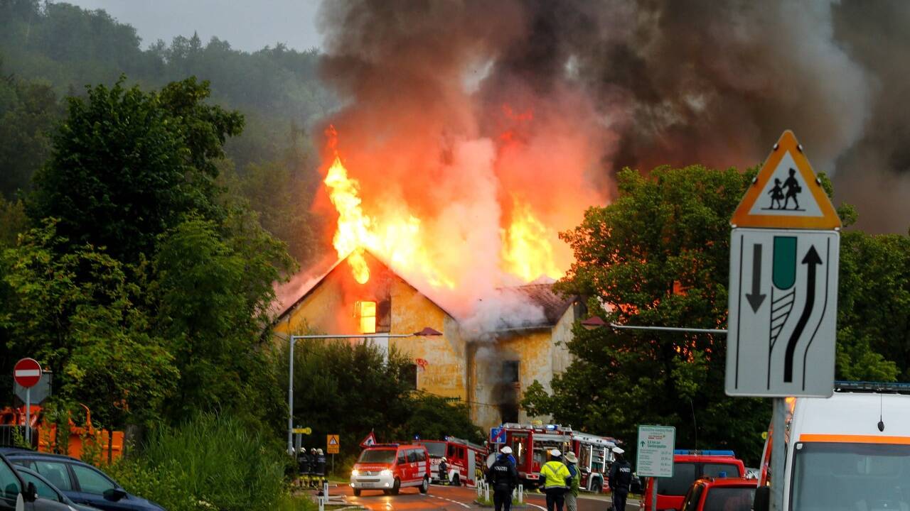 Großbrand beim Gut Guggenthal. Das Gebäude wurde ein Raub der Flammen. 200 Einsatzkräfte waren vor Ort. 