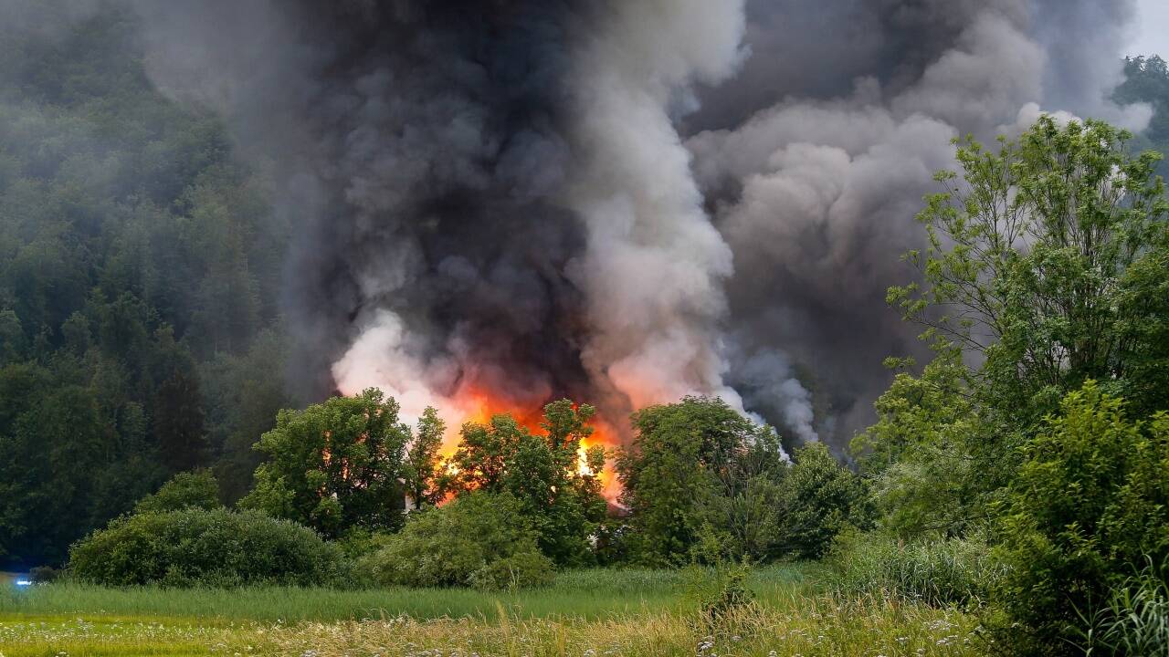 Großbrand beim Gut Guggenthal. Das Gebäude wurde ein Raub der Flammen. 200 Einsatzkräfte waren vor Ort. 