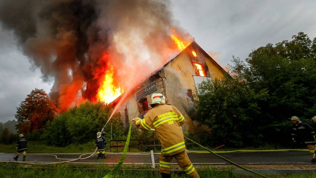 Großbrand beim Gut Guggenthal. Das Gebäude wurde ein Raub der Flammen. 200 Einsatzkräfte waren vor Ort. 