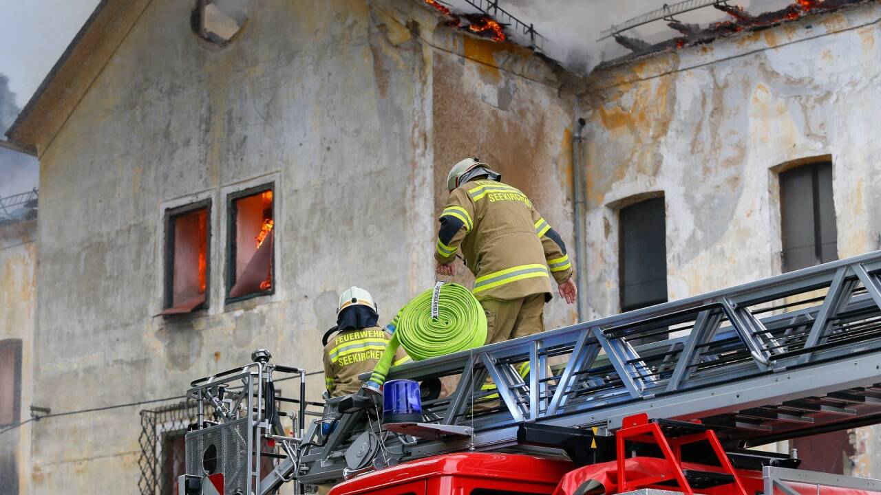 Großbrand beim Gut Guggenthal. Das Gebäude wurde ein Raub der Flammen. 200 Einsatzkräfte waren vor Ort. 