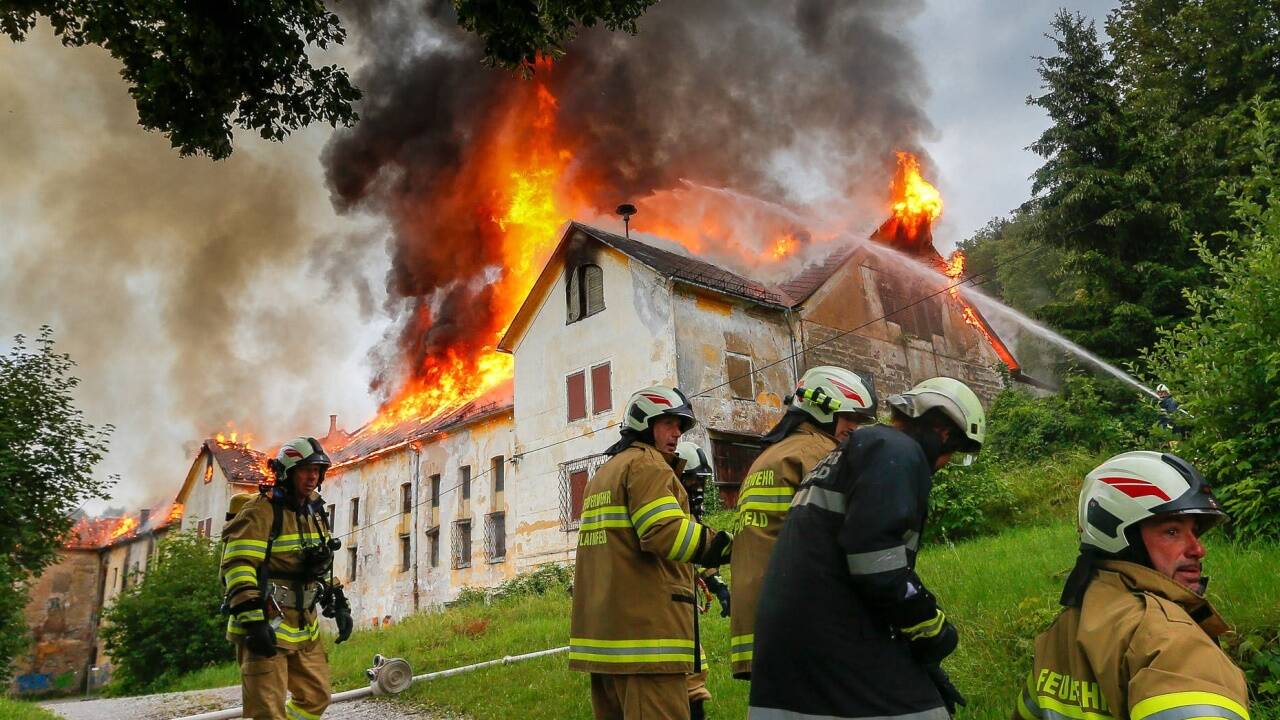 Großbrand beim Gut Guggenthal. Das Gebäude wurde ein Raub der Flammen. 200 Einsatzkräfte waren vor Ort. 