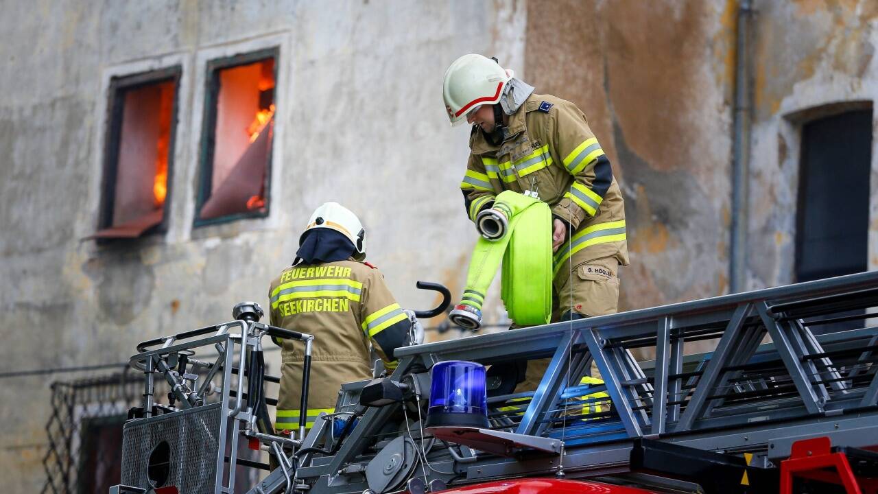 Großbrand beim Gut Guggenthal. Das Gebäude wurde ein Raub der Flammen. 200 Einsatzkräfte waren vor Ort. 