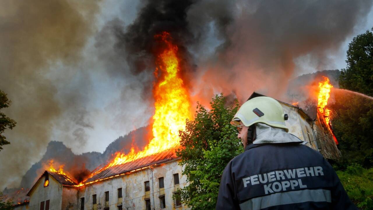 Großbrand beim Gut Guggenthal. Das Gebäude wurde ein Raub der Flammen. 200 Einsatzkräfte waren vor Ort. 
