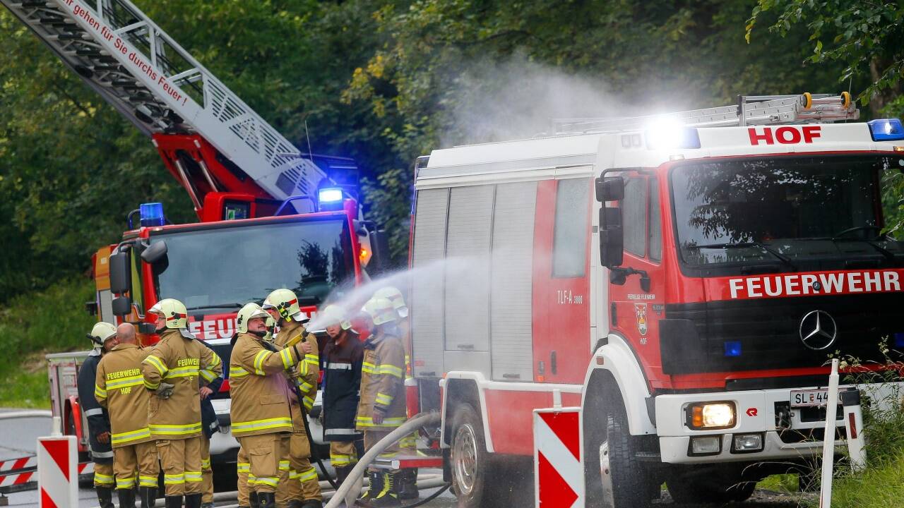 Großbrand beim Gut Guggenthal. Das Gebäude wurde ein Raub der Flammen. 200 Einsatzkräfte waren vor Ort. 