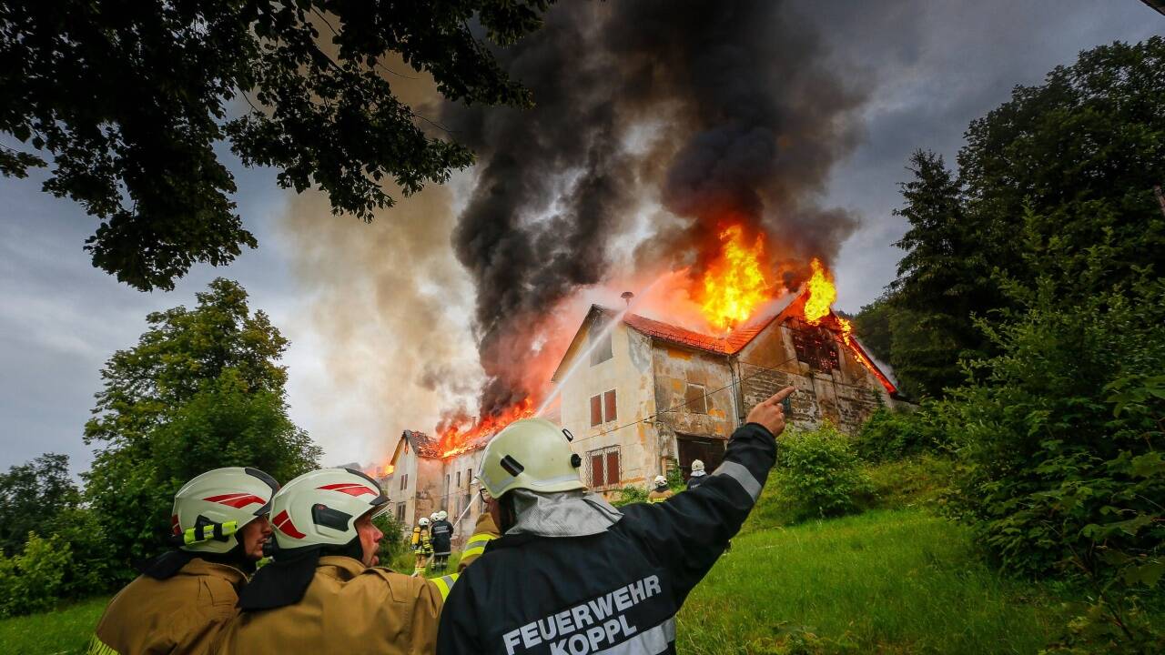 Großbrand beim Gut Guggenthal. Das Gebäude wurde ein Raub der Flammen. 200 Einsatzkräfte waren vor Ort. 
