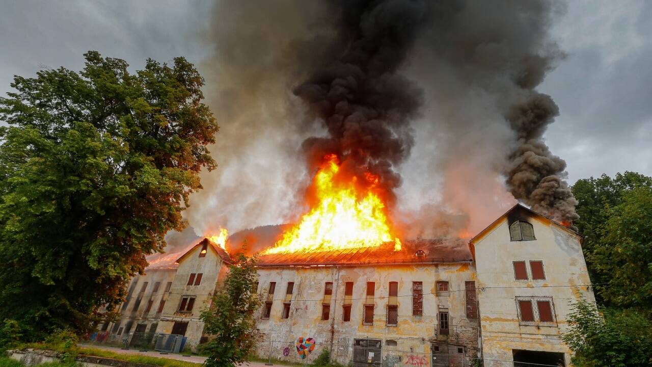 Großbrand beim Gut Guggenthal. Das Gebäude wurde ein Raub der Flammen. 200 Einsatzkräfte waren vor Ort. 