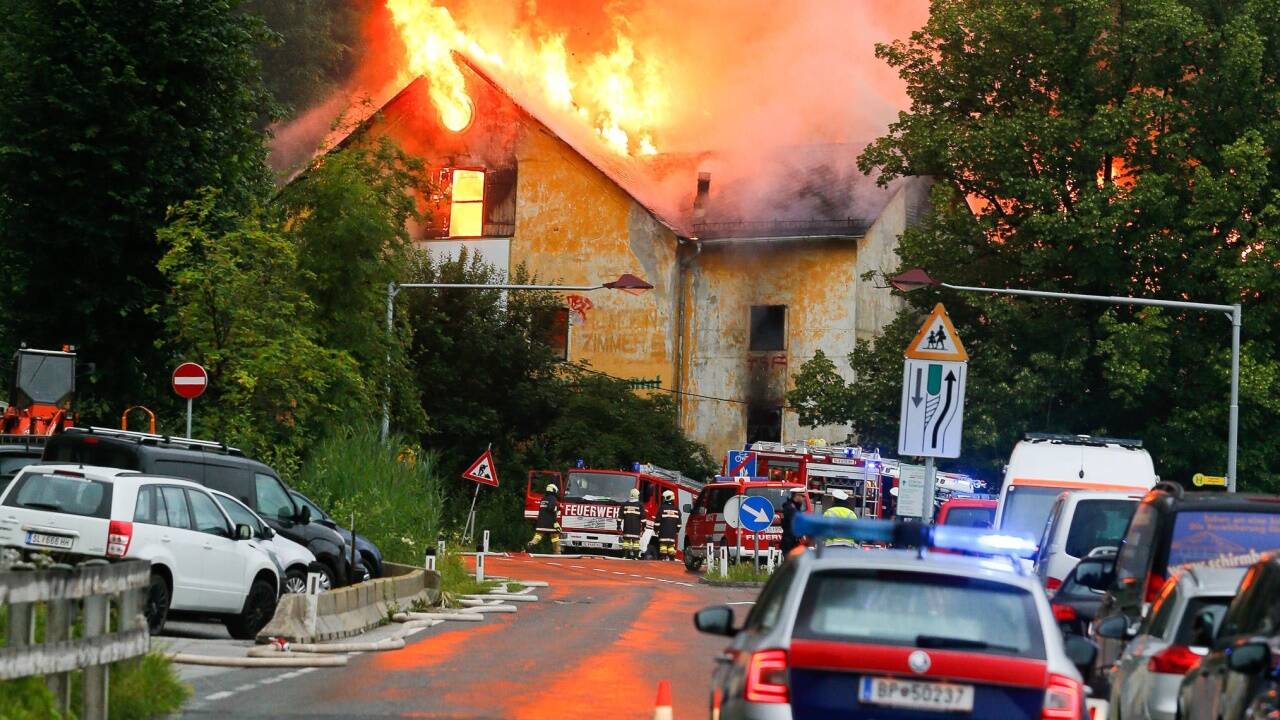 Großbrand beim Gut Guggenthal. Das Gebäude wurde ein Raub der Flammen. 200 Einsatzkräfte waren vor Ort. 