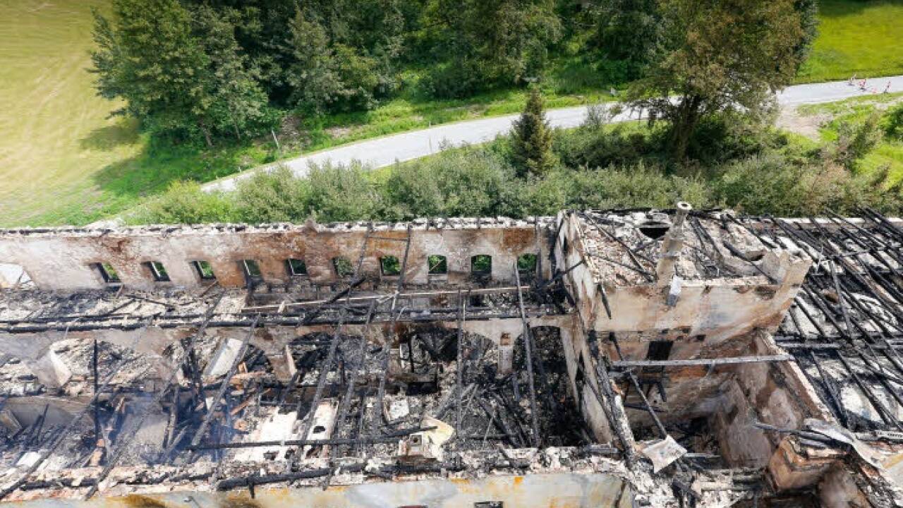 Blick auf die Brandruine in Guggenthal von oben.  