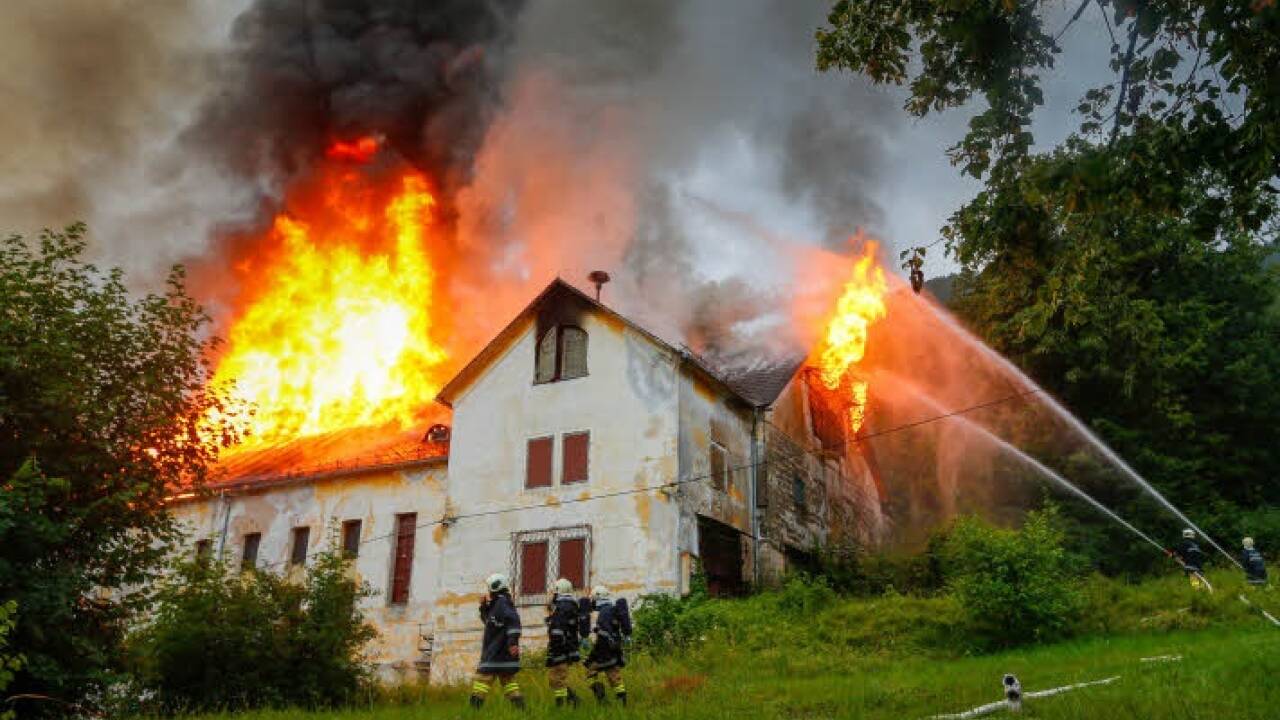 Sonntag in der Früh bekämpften rund 200 Feuerwehrleute den Großbrand im alten Brauereigebäude. 