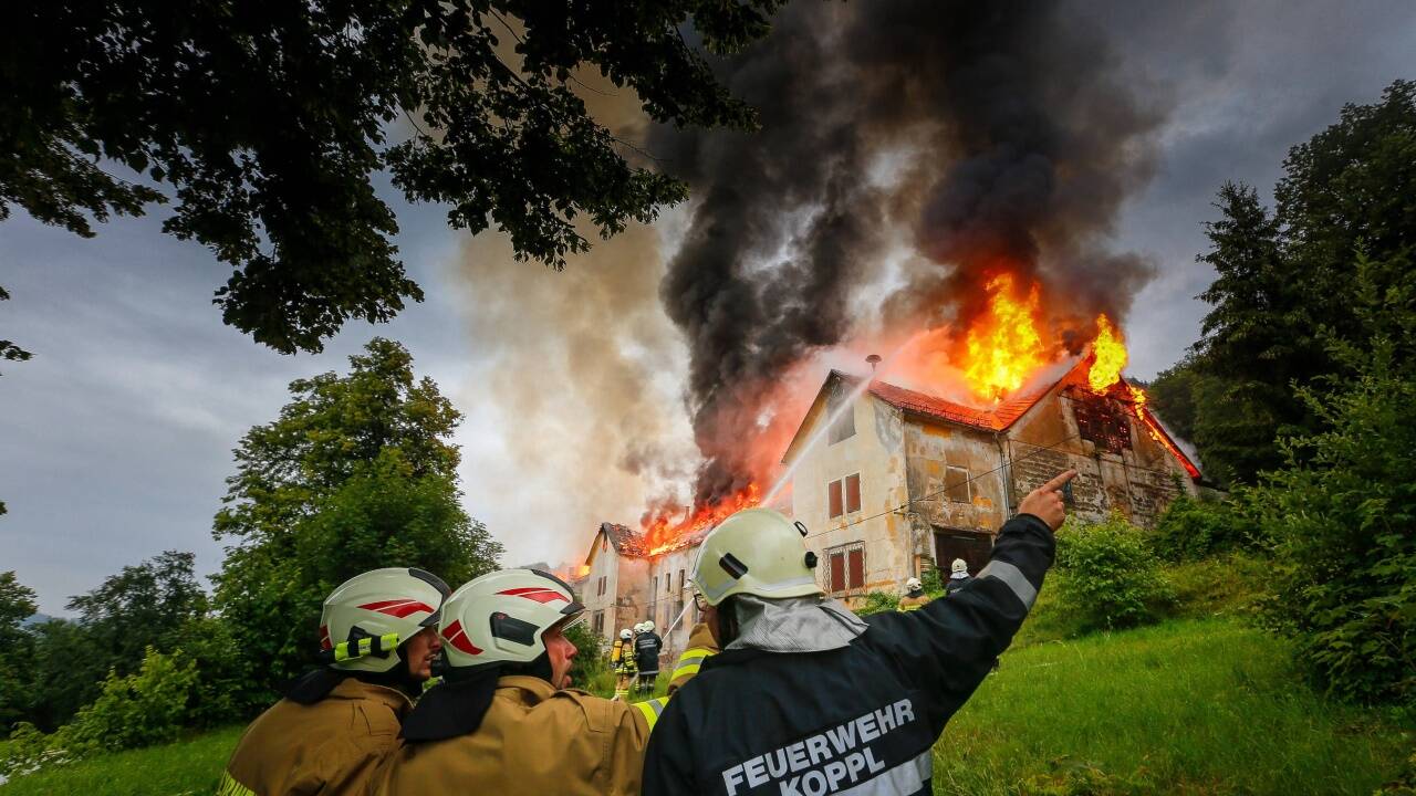 Am Sonntag bekämpften Feuerwehrleute stundenlang die Flammen. 200 Helfer waren am Brandort. 