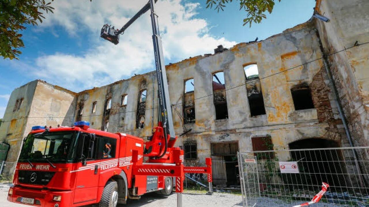 Mittels einer Hebebühne der Feuerwehr verschafften sich die Ermittler einen ersten Überblick von oben.  