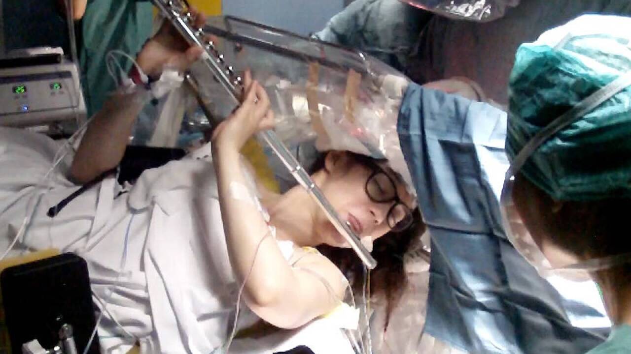 Die Ärzte operieren, die Patientin spielt Musik: Sofia Pinaeva in der Grazer Neurochirurgie. 