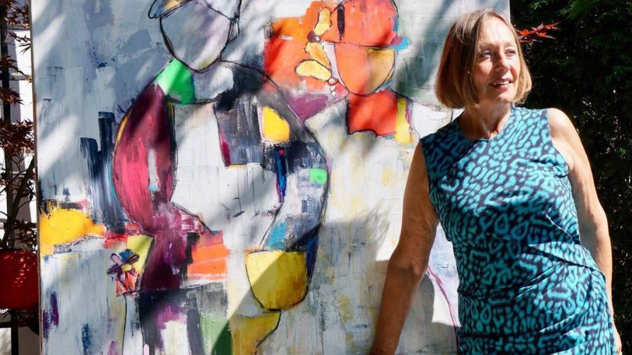 Brgitte alias Freya Kropfreiter mit einem ihrer Werke 