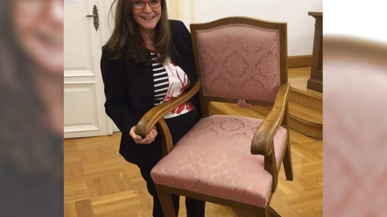 Gudrun Mosler-Törnström räumt ihren Sitz: Wortwörtlich geschah das schon vor gut einem Jahr, als der Landtag wegen des Umbaus aus dem Chiemseehof auszog. Damals kaufte Mosler-Törnström als Andenken „ihren“ Landtagspräsidentinnen-Sessel aus dem alten Sitzungssaal. 