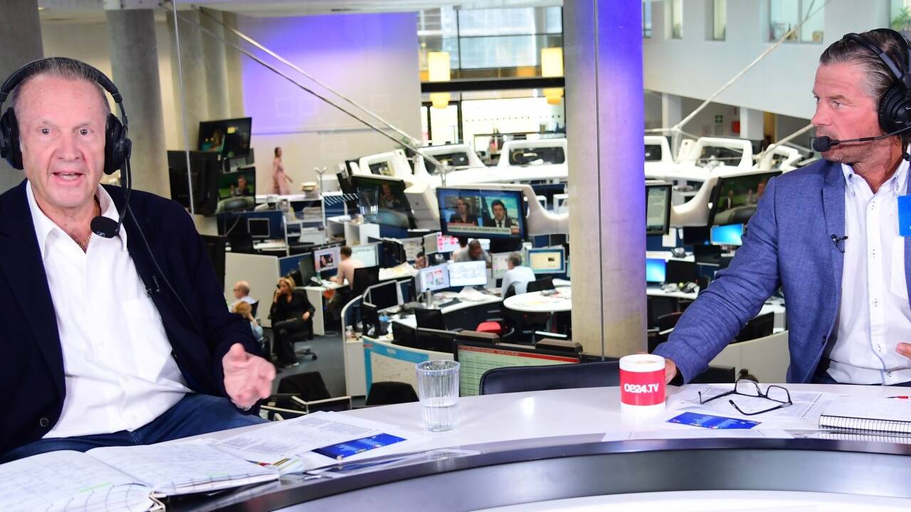 oe24.tv-Moderator Robert Seeger (l.) mit Co-Kommentator Frenkie Schinkels. 