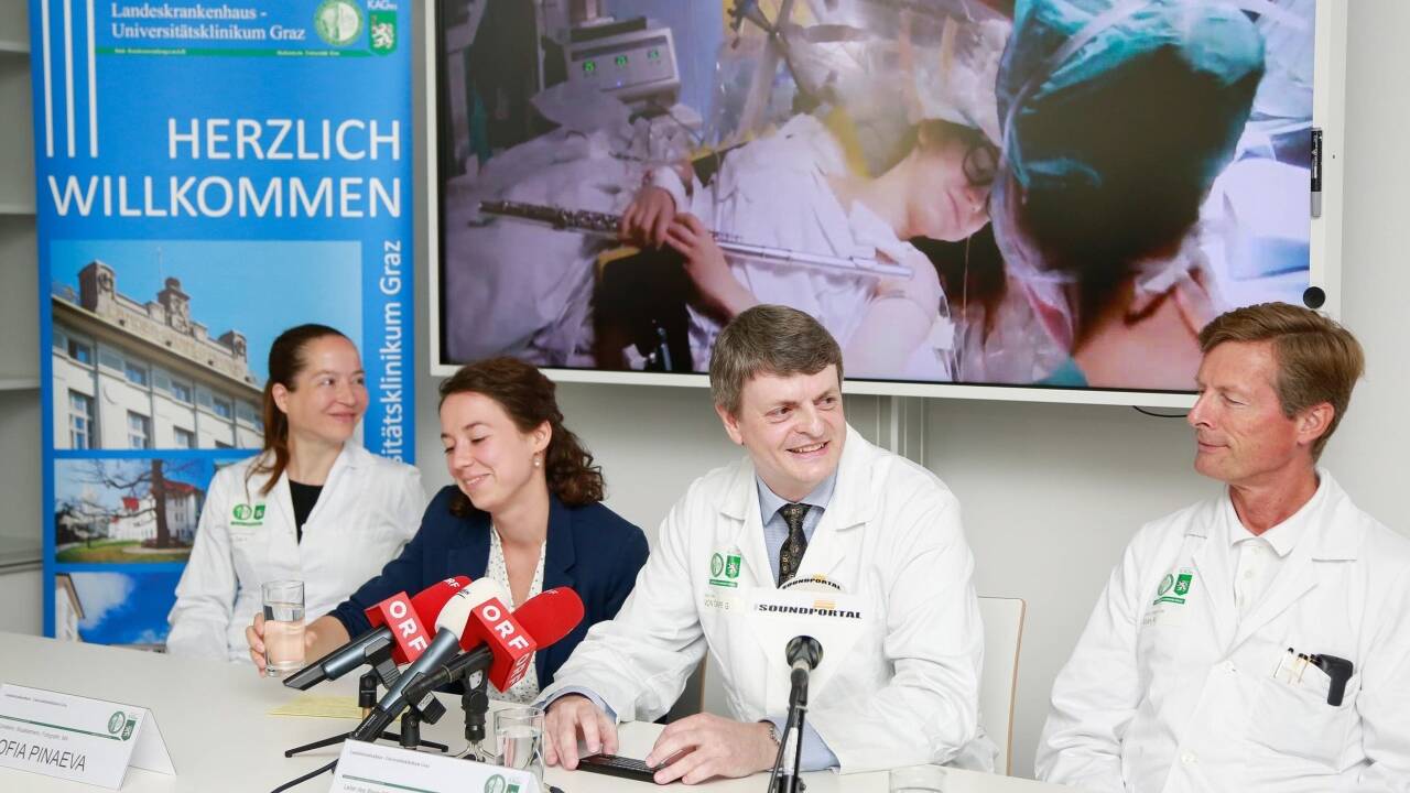 Karla Zaar (l.) sowie Gord von Campe und Michael Mokry vom Wach-OP-Team flankieren die Patientin Sofia Pinaeva. 