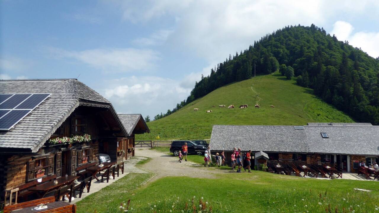 Links die Döllererhütte, rechts die Lanznhütte und dahinter der Faistenauer Schafberg.  