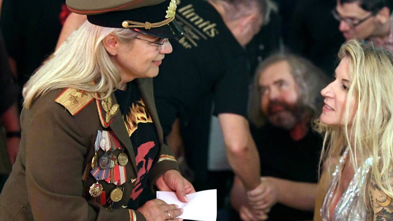 Tochter Monika Weber während einer Traufeier für den 'Drahdiwaberl'-Gründer Stefan Weber  