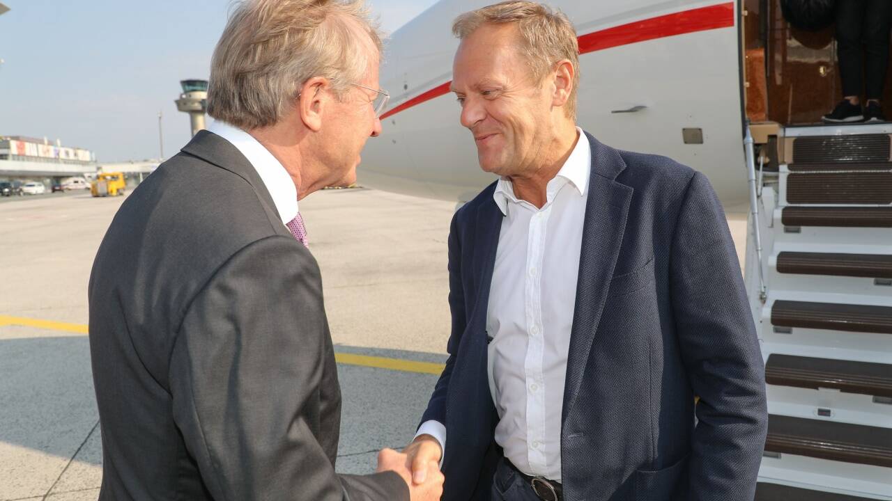 Salzburgs Landeshauptmann Wilfried Haslauer begrüßte EU-Ratspräsident Donald Tusk am Salzburger Flughafen. 