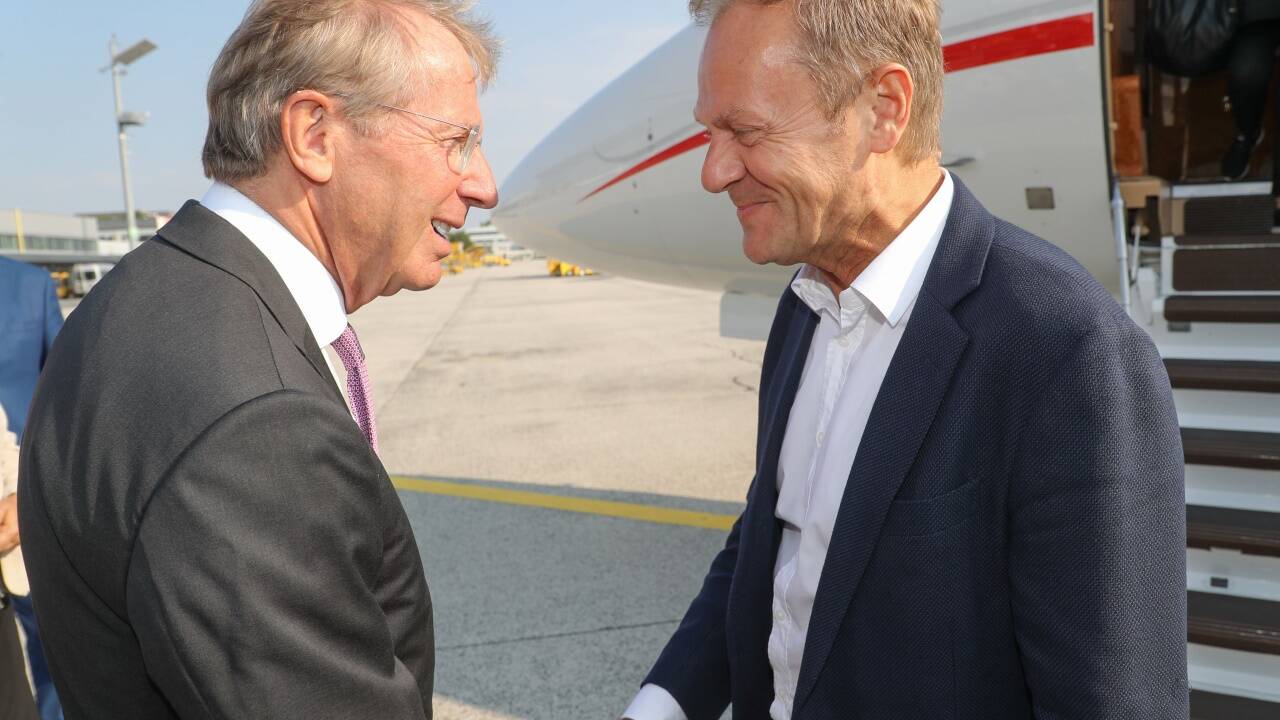 Salzburgs Landeshauptmann Wilfried Haslauer begrüßte EU-Ratspräsident Donald Tusk am Salzburger Flughafen. 