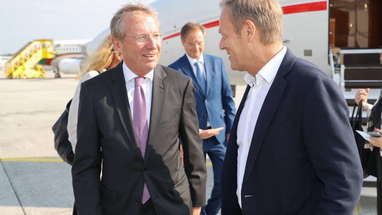 Salzburgs Landeshauptmann Wilfried Haslauer begrüßte EU-Ratspräsident Donald Tusk am Salzburger Flughafen. 