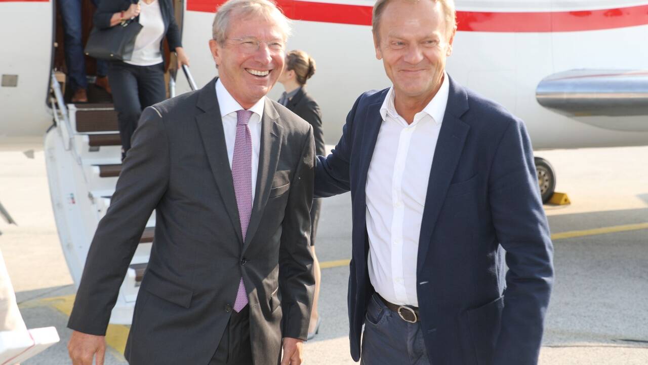Salzburgs Landeshauptmann Wilfried Haslauer begrüßte EU-Ratspräsident Donald Tusk am Salzburger Flughafen. 