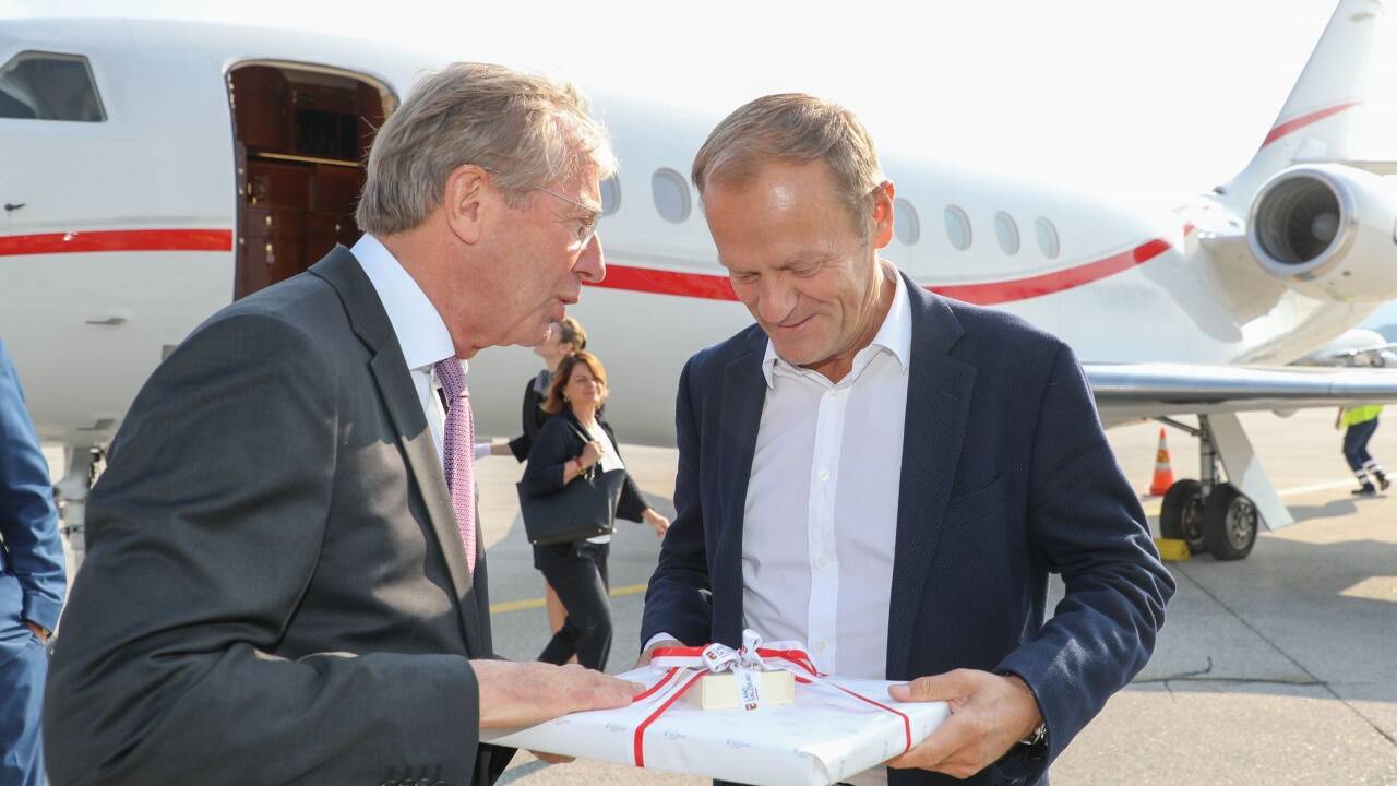 Salzburgs Landeshauptmann Wilfried Haslauer begrüßte EU-Ratspräsident Donald Tusk am Salzburger Flughafen. 