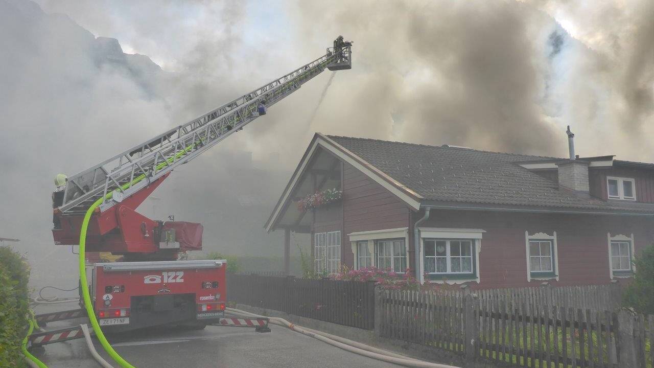 Die Feuerwehr musste das Blechdach abreißen, um den Brand löschen zu können. 