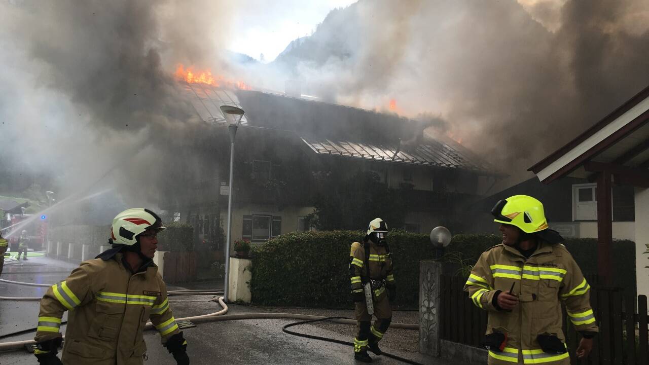 Die Feuerwehr musste das Blechdach abreißen, um den Brand löschen zu können. 