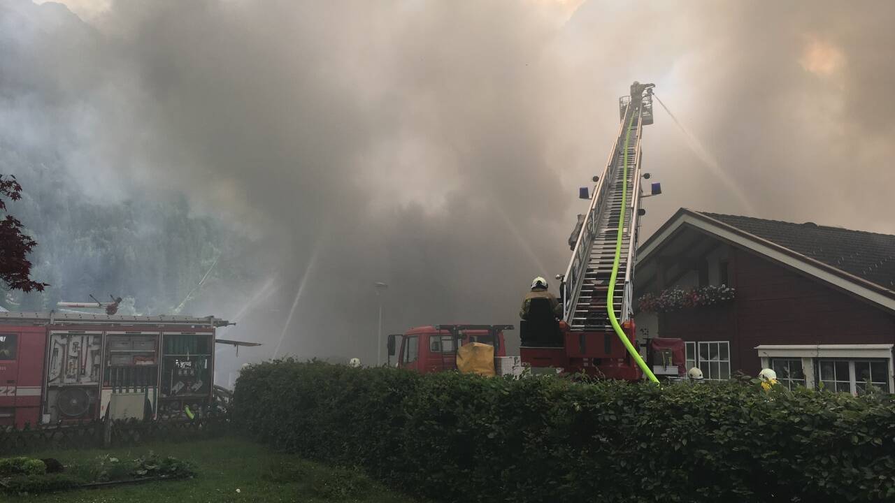 Die Feuerwehr musste das Blechdach abreißen, um den Brand löschen zu können. 