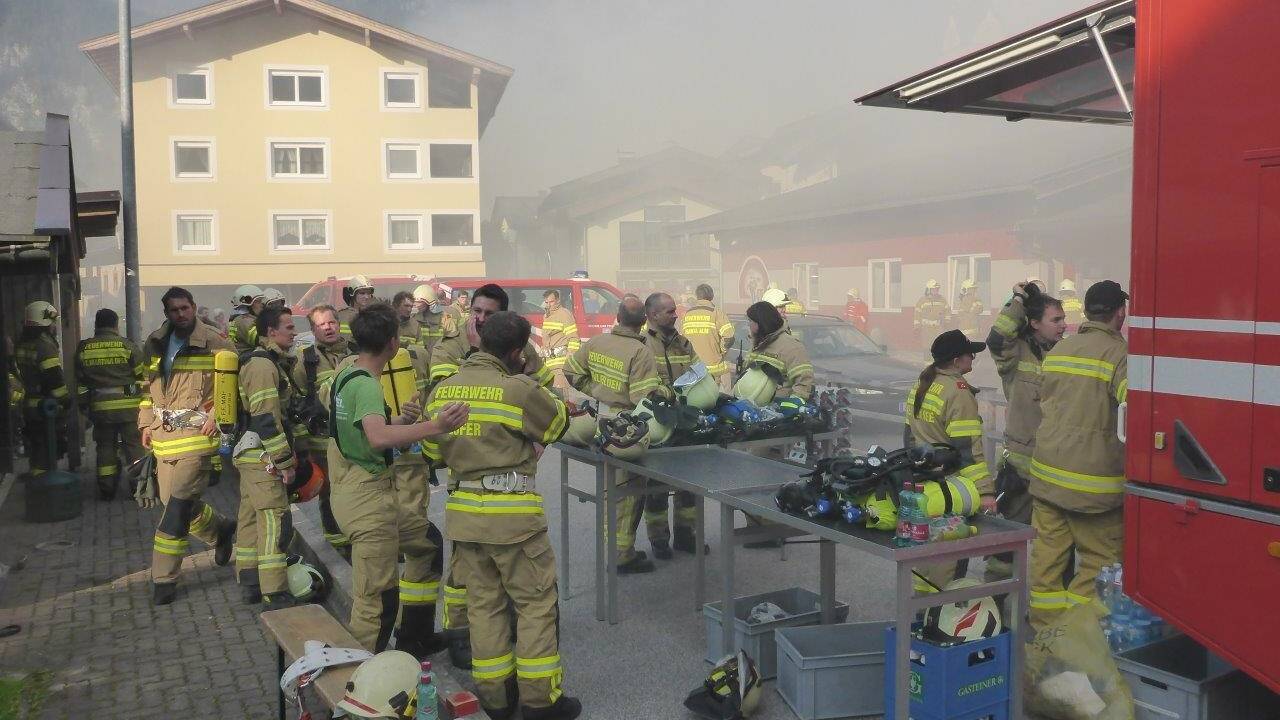 Die Feuerwehr musste das Blechdach abreißen, um den Brand löschen zu können. 